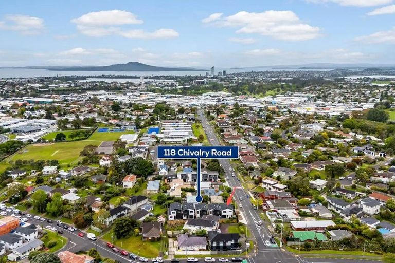 Photo of property in 118 Chivalry Road, Glenfield, Auckland, 0629