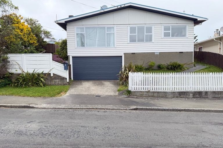 Photo of property in 3 Alder Place, Newlands, Wellington, 6037