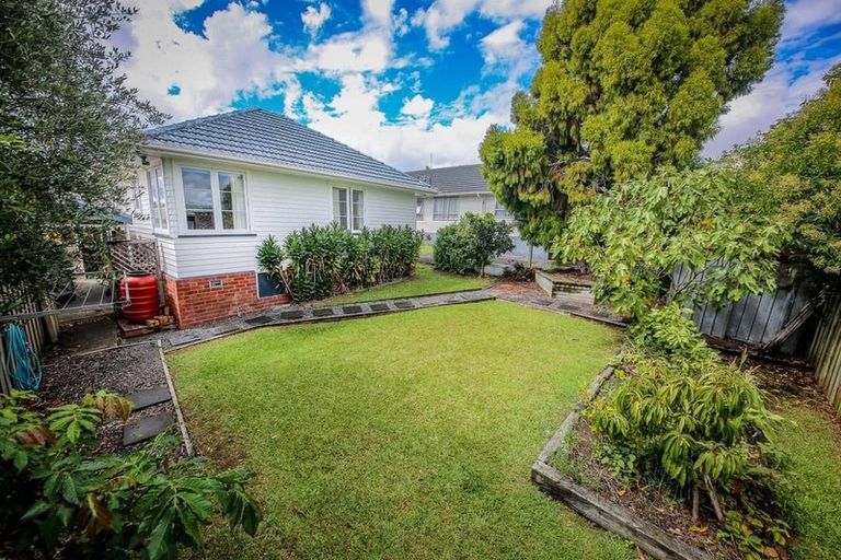 Photo of property in 3 Alma Street, Te Atatu South, Auckland, 0610