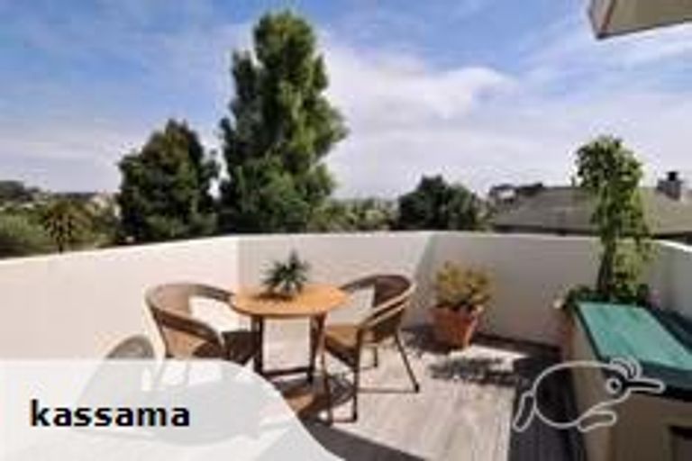 Photo of property in 12 Mandeville Place, Unsworth Heights, Auckland, 0632