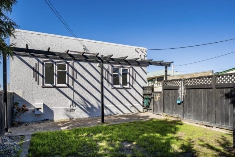 Photo of property in 206 Miromiro Road, Normandale, Lower Hutt, 5010