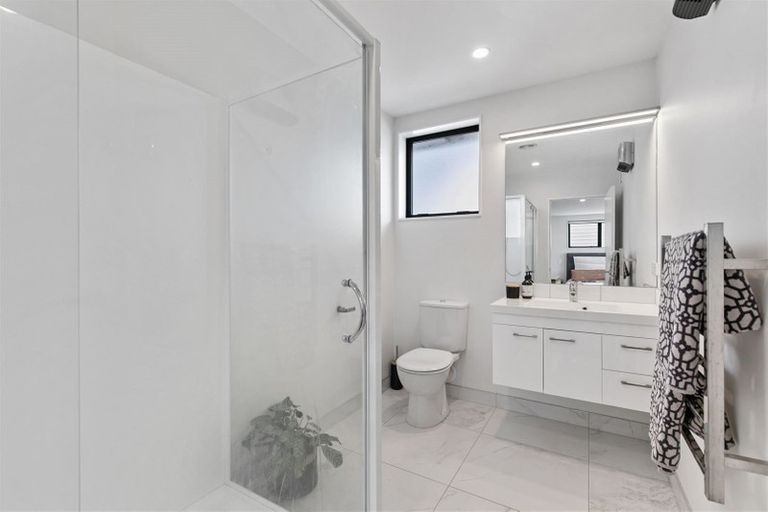 Photo of property in 71a Neil Avenue, Te Atatu Peninsula, Auckland, 0610