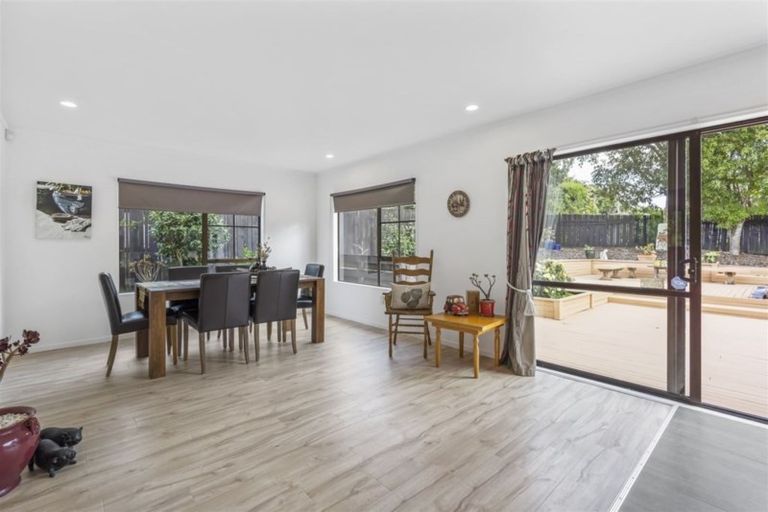 Photo of property in 8 Curacao Place, Half Moon Bay, Auckland, 2012