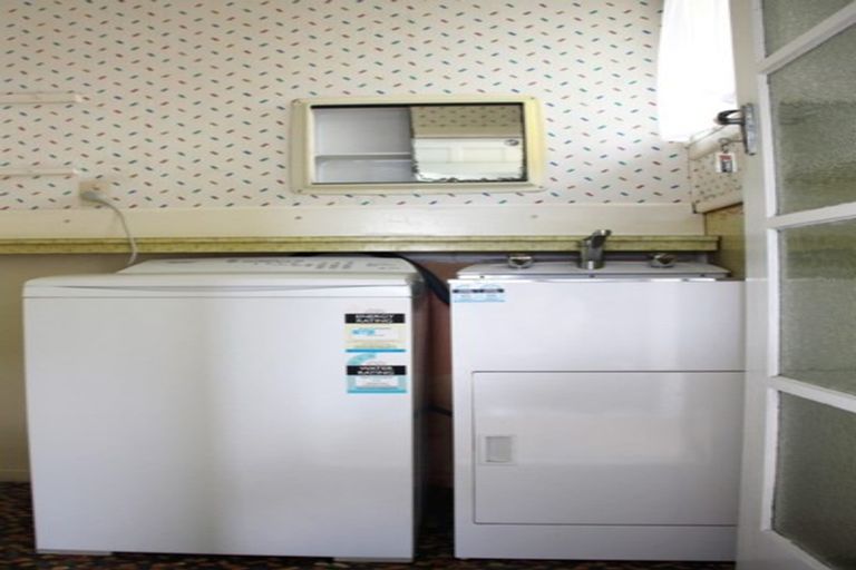 Photo of property in 16 Madison Place, Forrest Hill, Auckland, 0620