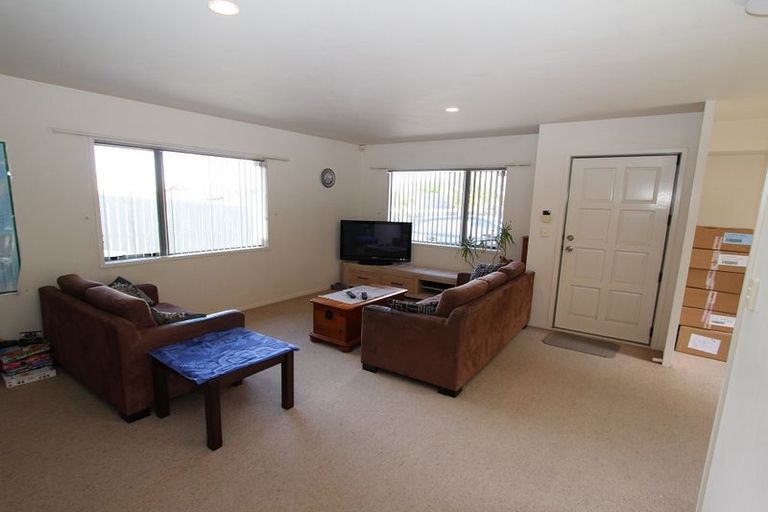 Photo of property in 16 Rebecca Rise, Weymouth, Auckland, 2103