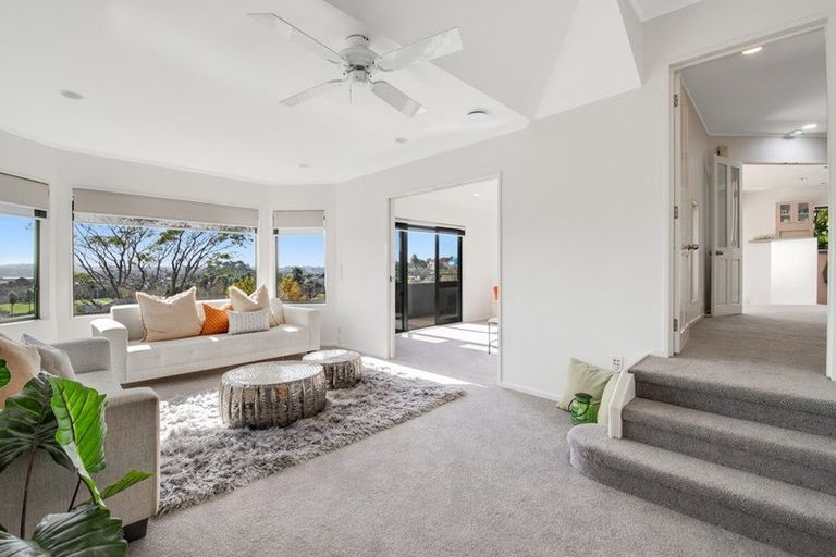 Photo of property in 10 Goldfinch Rise, Unsworth Heights, Auckland, 0632