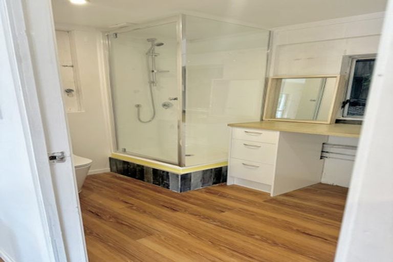 Photo of property in 2/59 Pupuke Road, Birkenhead, Auckland, 0627