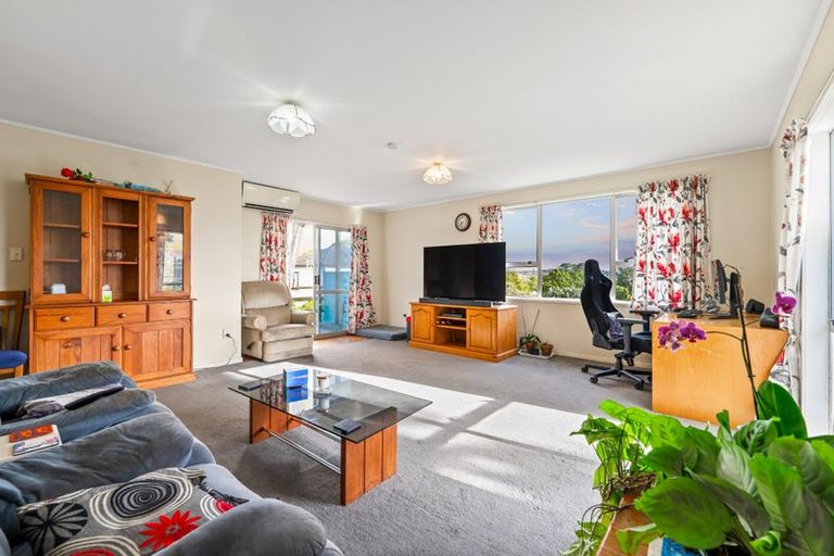 Photo of property in 18 Peterhouse Place, West Harbour, Auckland, 0618