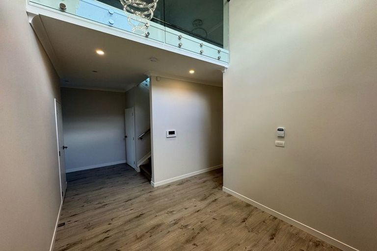 Photo of property in 18 Taurikura Way, Fairview Heights, Auckland, 0632