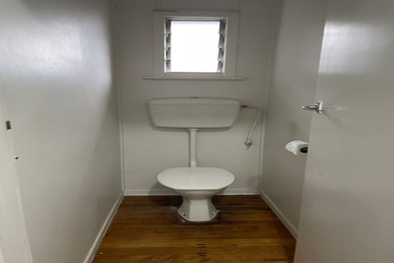 Photo of property in 194 Chivalry Road, Glenfield, Auckland, 0629