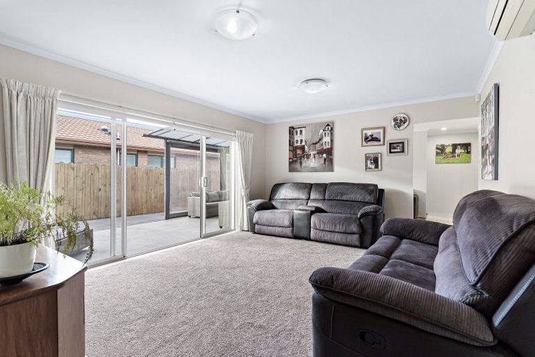 Photo of property in 6 Harobed Place, Weymouth, Auckland, 2103