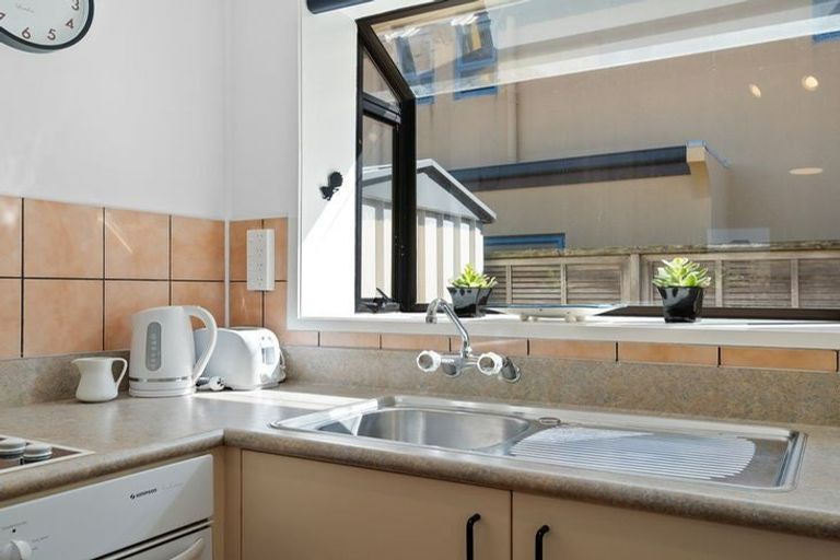 Photo of property in 22 Maunganui Road, Mount Maunganui, 3116