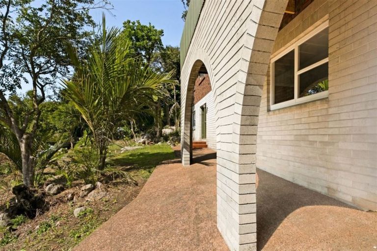 Photo of property in 5 Bush Road, Waiatarua, Auckland, 0604