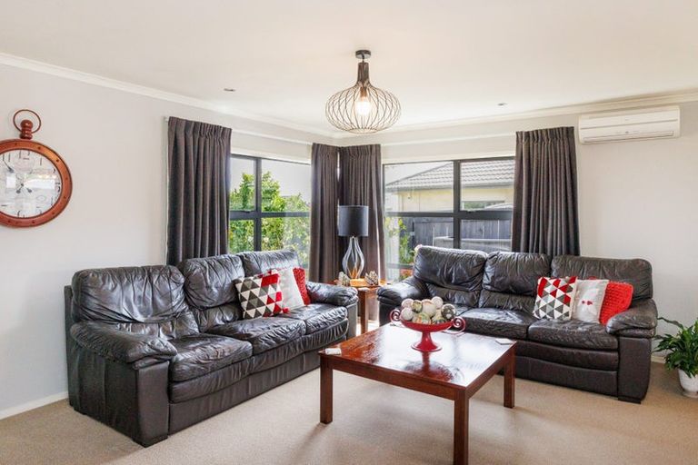 Photo of property in 38 Johnstone Drive, Fitzherbert, Palmerston North, 4410