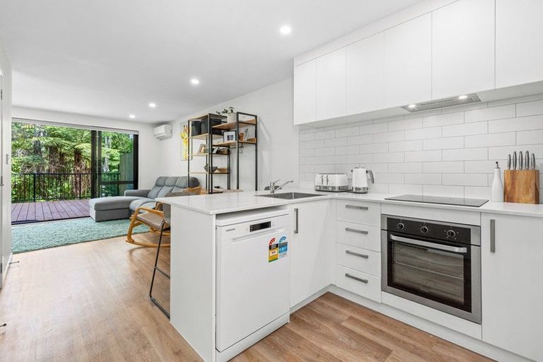 Photo of property in 29 Tokai Place, Glen Eden, 0602