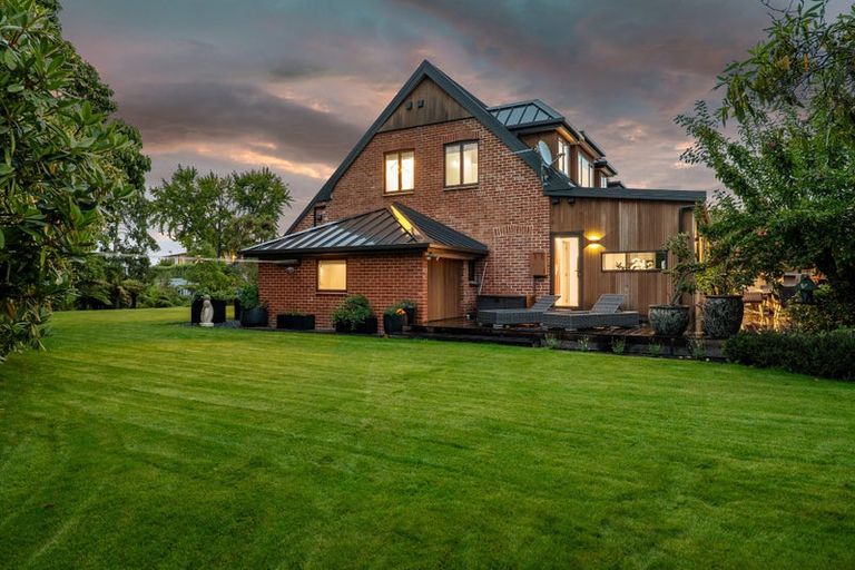 Photo of property in 66 Straven Road, Fendalton, Christchurch, 8014