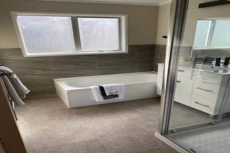 Photo of property in 48 Gladstone Road, Northcote, Auckland, 0627