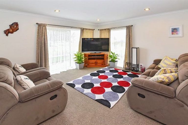 Photo of property in 88 Popokatea Drive, Takanini, 2112