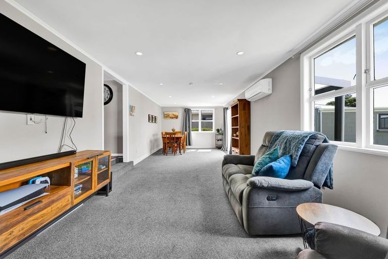Photo of property in 9 Manu Crescent, Upper Vogeltown, New Plymouth, 4310
