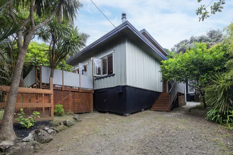 Photo of property in 33 Glenesk Road, Piha, New Lynn, 0772