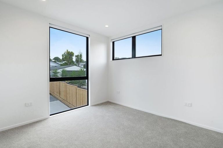 Photo of property in 2/11 Paramu Avenue, Birkdale, Auckland, 0626