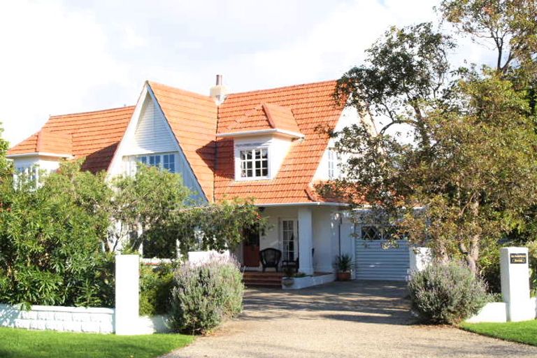 Photo of property in 11 Shelly Beach Parade, Cockle Bay, Auckland, 2014