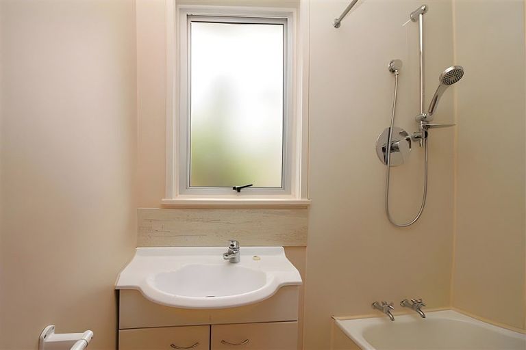 Photo of property in 104 Farquhar Road, Glendene, Auckland, 0602