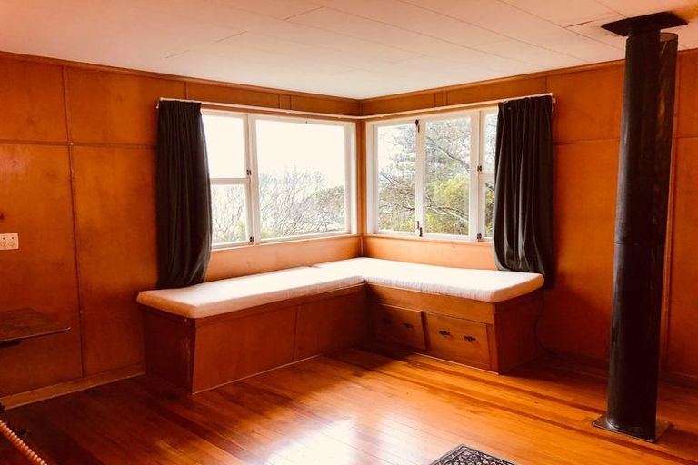 Photo of property in 10 Taungata Road, York Bay, Lower Hutt, 5013