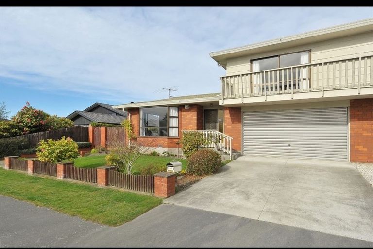 Photo of property in 2/2 Kingham Place, Avonhead, Christchurch, 8042