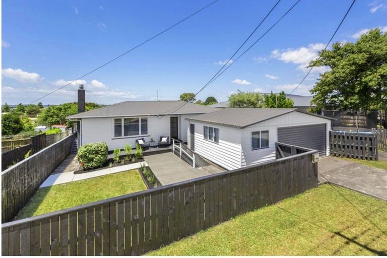 Photo of property in 32 Neil Avenue, Te Atatu Peninsula, Auckland, 0610