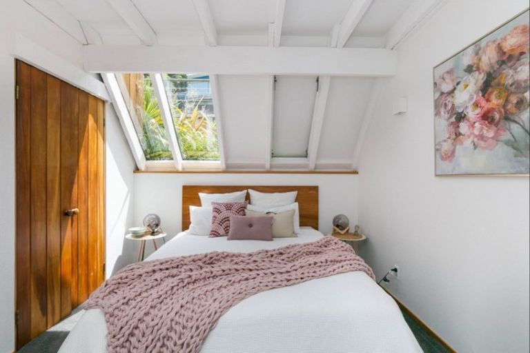 Photo of property in 6 Nakora Road, Karaka Bays, Wellington, 6022