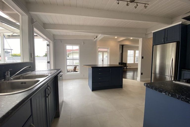 Photo of property in 25 Gilbert Street, New Plymouth, 4310