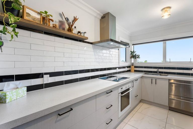 Photo of property in 2/52 Maxwelton Drive, Mairangi Bay, Auckland, 0630