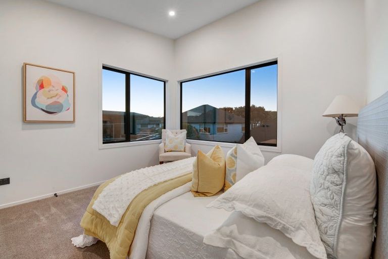 Photo of property in 18b The Esplanade, Eastern Beach, Auckland, 2012
