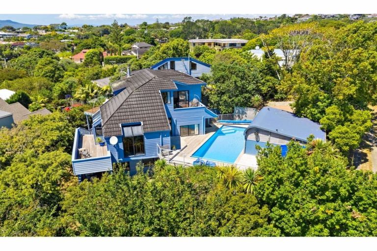 Photo of property in 15 Park Rise, Campbells Bay, Auckland, 0630