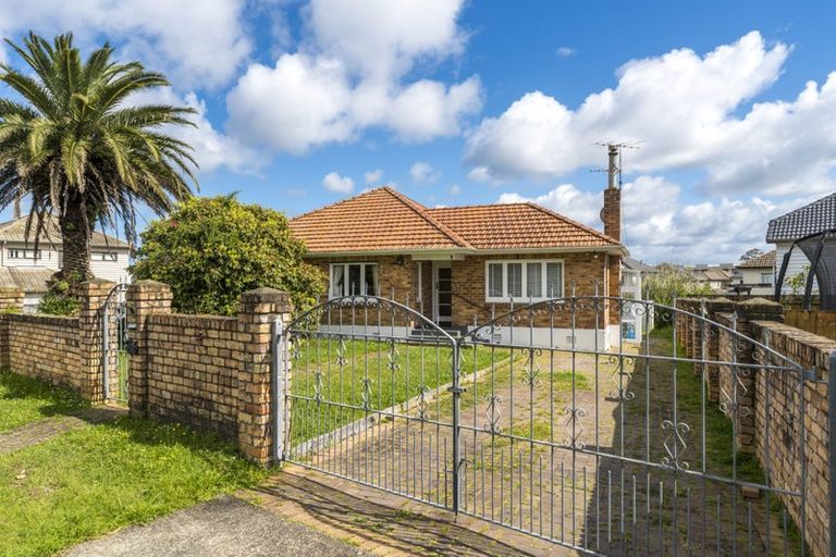 Photo of property in 86 Mcleod Road, Te Atatu South, Auckland, 0610