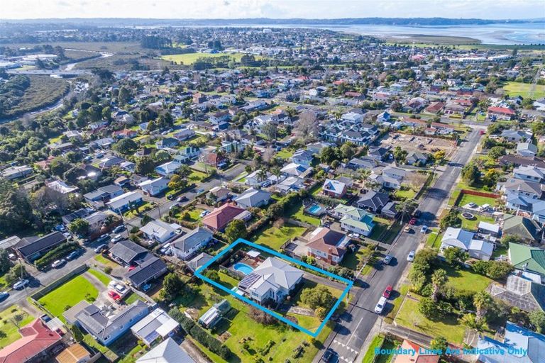 Photo of property in 74 Sylvan Crescent, Te Atatu South, Auckland, 0610