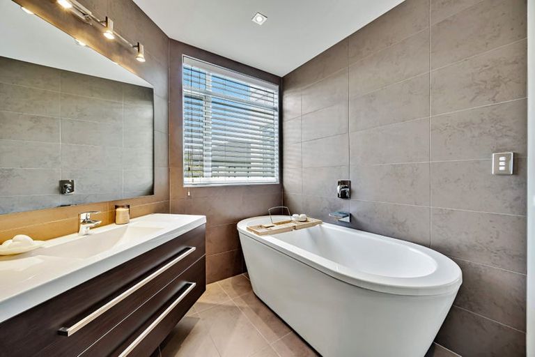 Photo of property in 15 Courtneys, West Harbour, Auckland, 0618