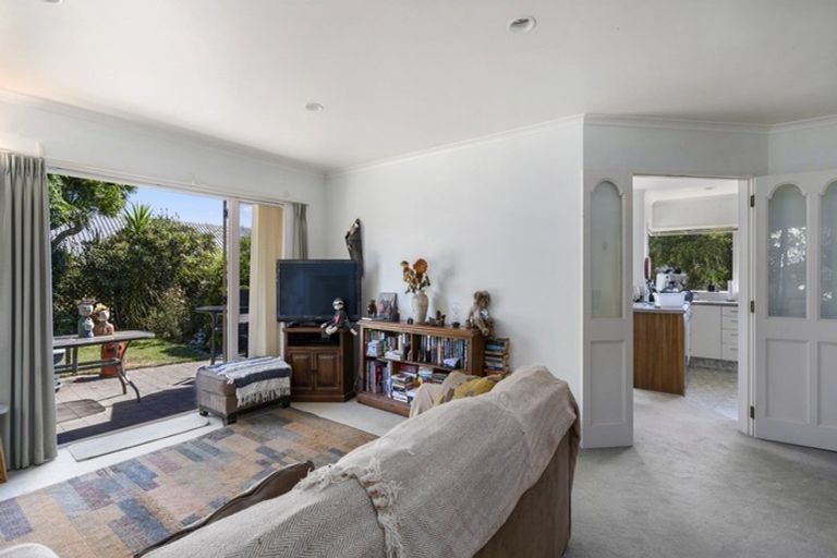 Photo of property in 1 Maple Crescent, Whalers Gate, New Plymouth, 4310