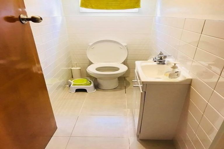 Photo of property in 10 Mirovale Place, Totara Vale, Auckland, 0629