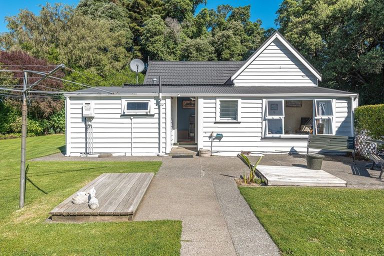 Photo of property in 110 Weraroa Road, Waverley, 4510