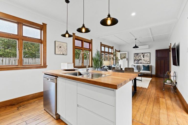 Photo of property in 11 Woodleigh Street, Frankleigh Park, New Plymouth, 4310