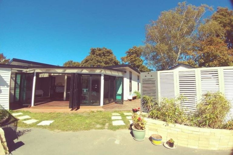 Photo of property in 211 Memorial Avenue, Burnside, Christchurch, 8053