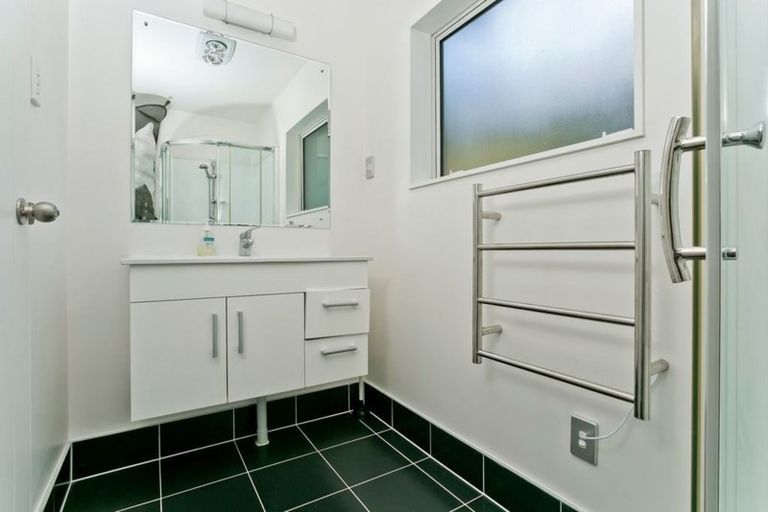 Photo of property in 74a Eskdale Road, Birkdale, Auckland, 0626