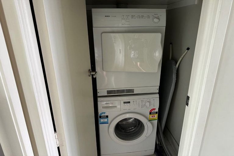 Photo of property in 2/2 Beatrice Avenue, Hillcrest, Auckland, 0627