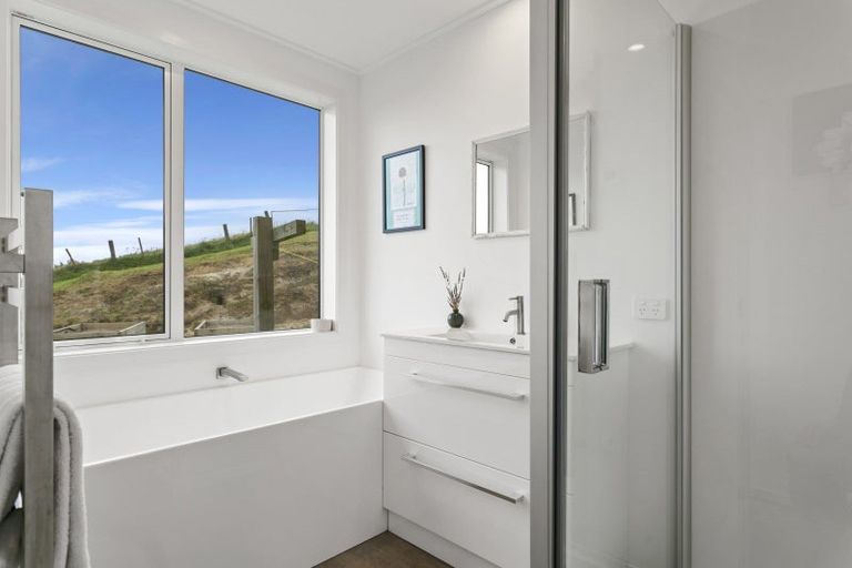 Photo of property in 48 Edge Hill, Acacia Bay, Taupo, 3385