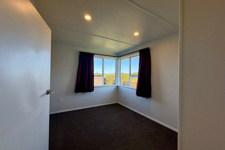 Photo of property in 17 Kairau Road West, Sentry Hill, New Plymouth, 4373