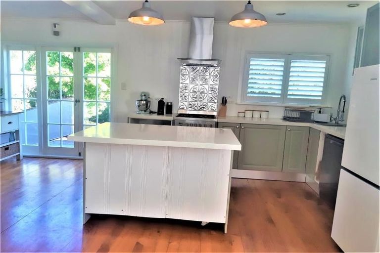 Photo of property in 40 Tiri Tiri Road, Birkdale, Auckland, 0626