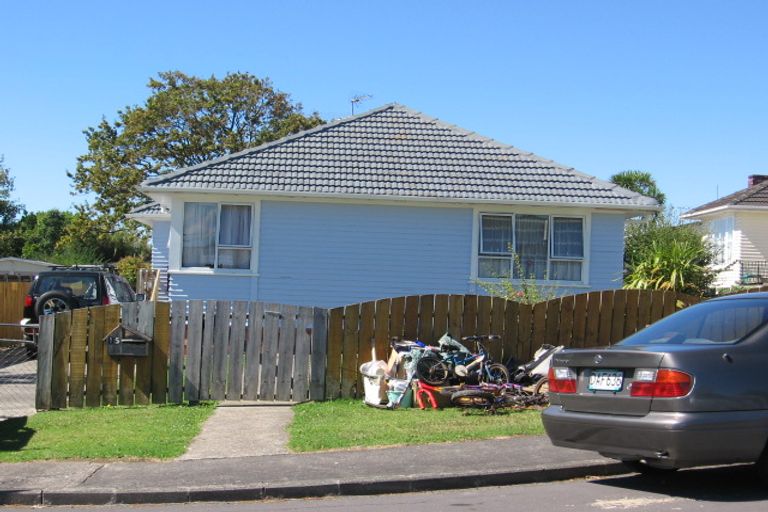 Photo of property in 15 Martin Place, Kelston, Auckland, 0602