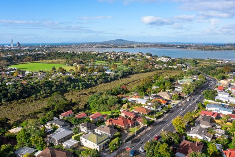 Photo of property in 49a Onewa Road, Northcote, Auckland, 0627